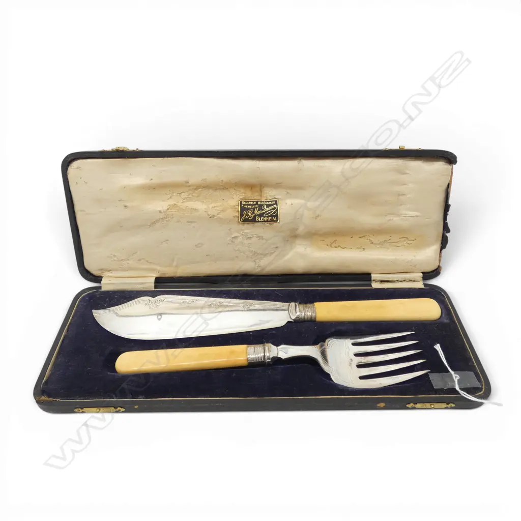 CASED SET IVORINE 'BONE' FISH SERVERS  Image 1++