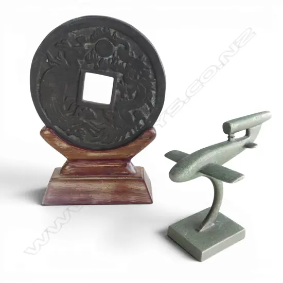 CHINESE DISC COIN ON STAND + PLANE MODEL H.85mm