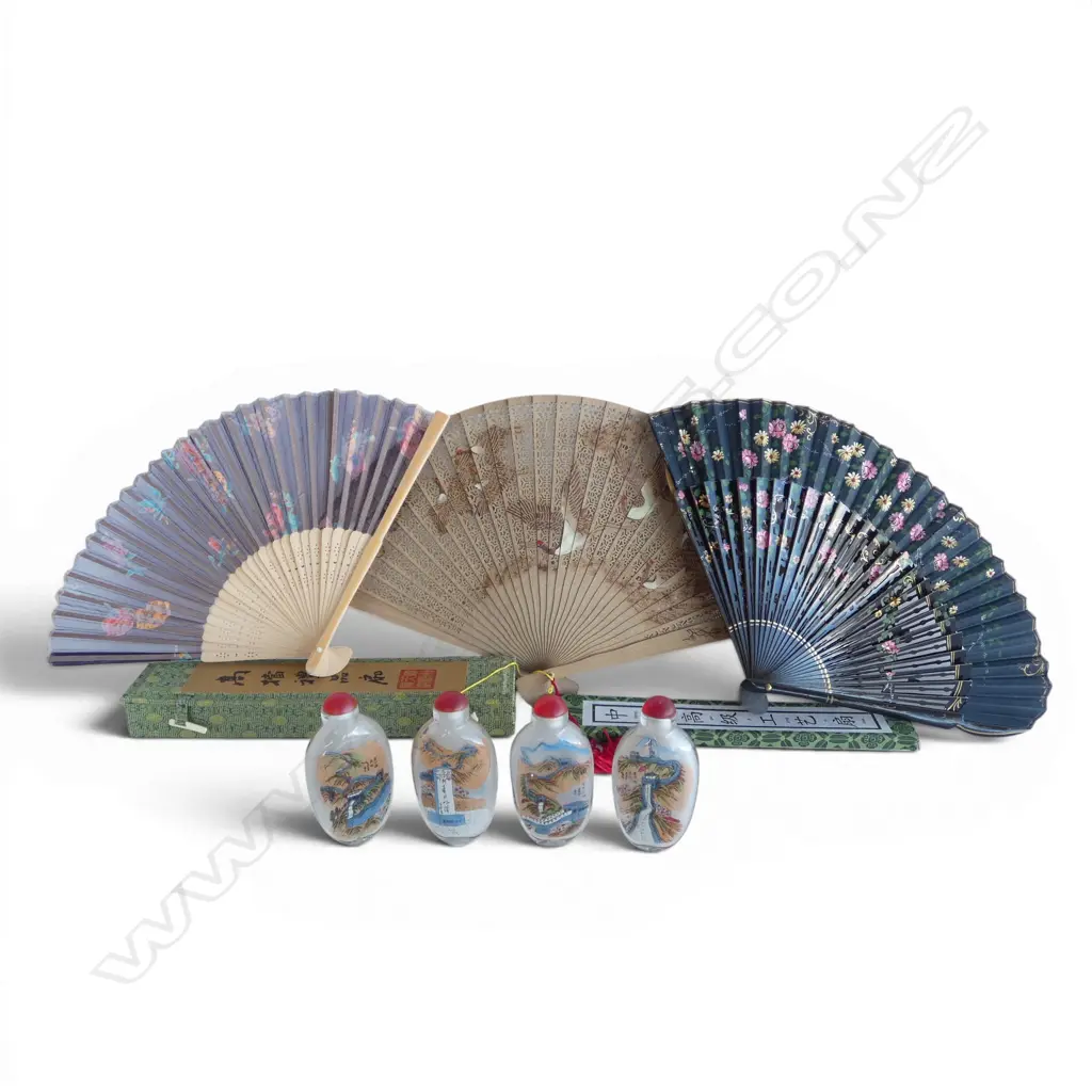 COLLECTION OF 3 VINTAGE FANS L220MM & 4 INTERNALLY PAINTED SNUFF BOTTLES L90MM Image 1++