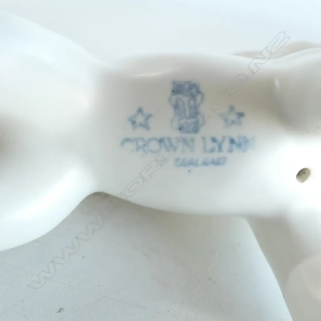CROWN LYNN  HAND POTTED TIKI MARKED WHITE CHINA BULLDOG L130MM Image 1++
