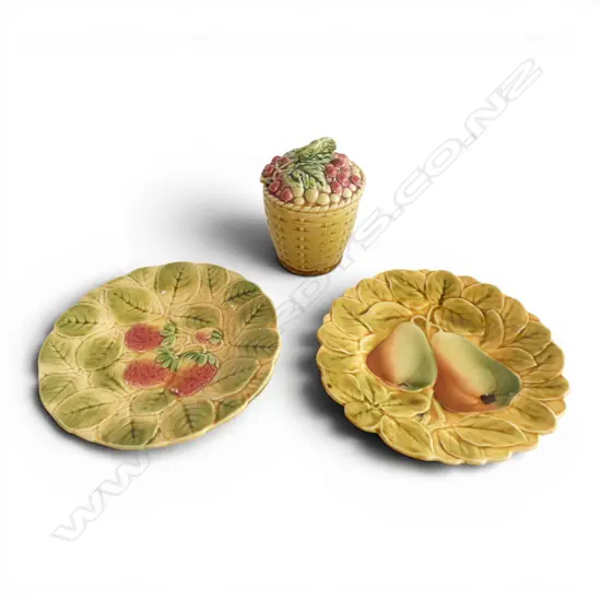 2 SARREGUEMINES FRUIT PLATES + LIDDED BERRY BASKET H.130mm