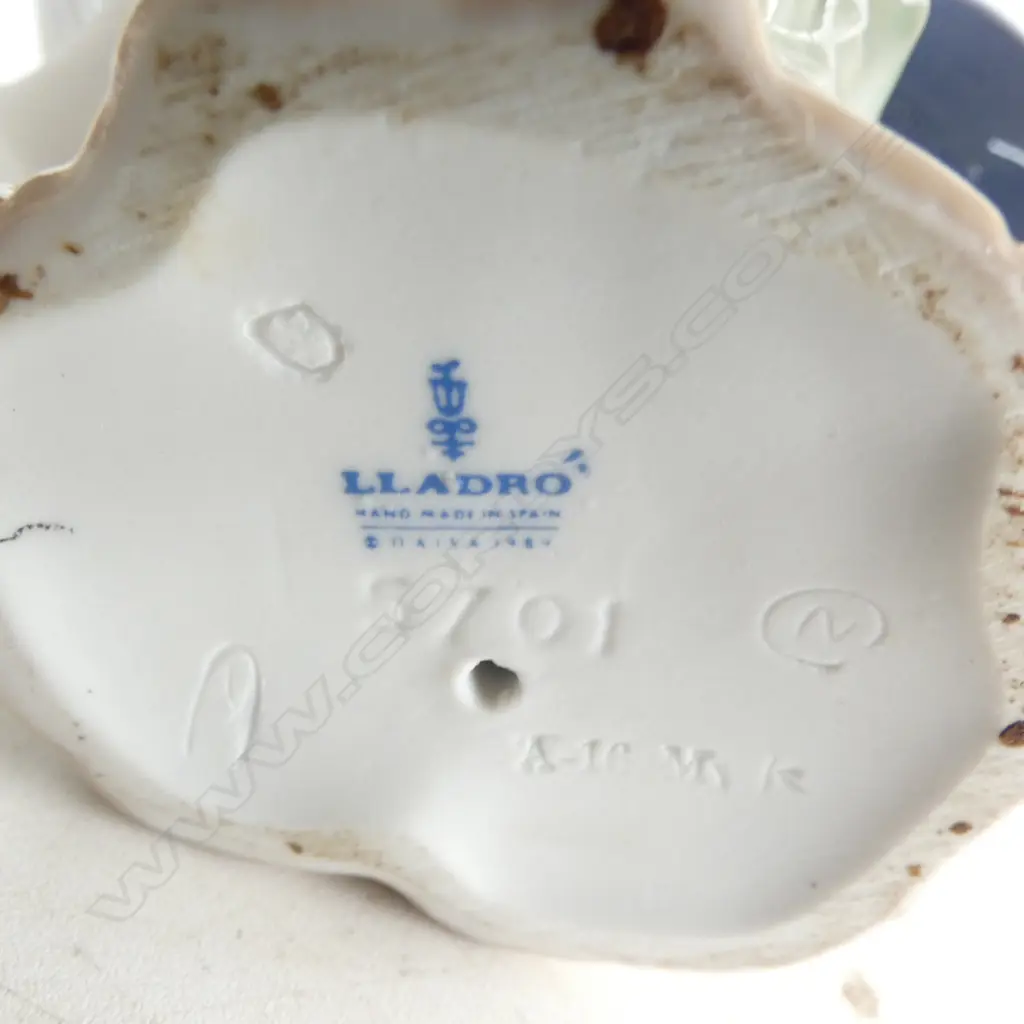 LLADRO FIGURE GROUP YOUNG COUPLE with bouquet #5701. Tiny chip to petals. H.165mm Image 1++
