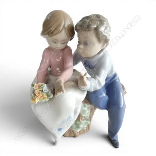 LLADRO FIGURE GROUP YOUNG COUPLE with bouquet #5701. Tiny chip to petals. H.165mm