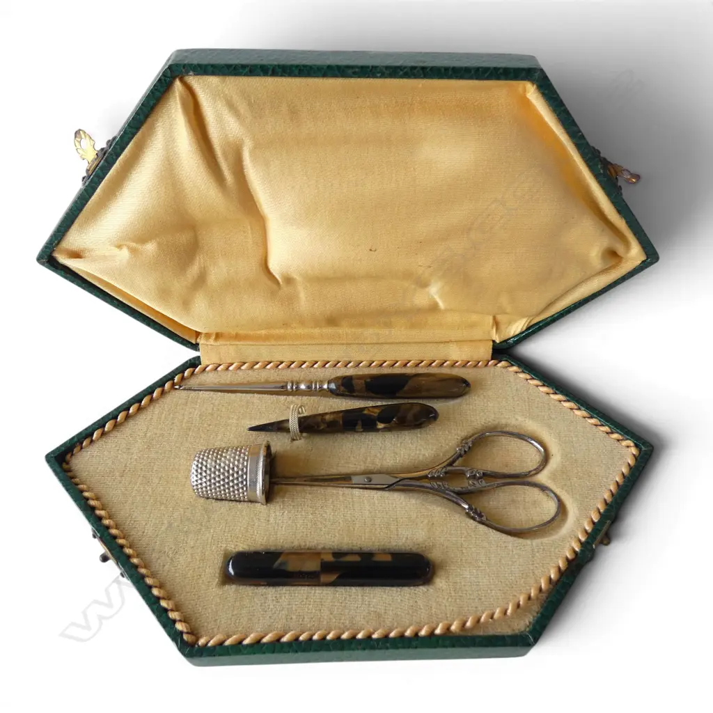Art Deco Green sewing case with 5 sewing implements Image 1++