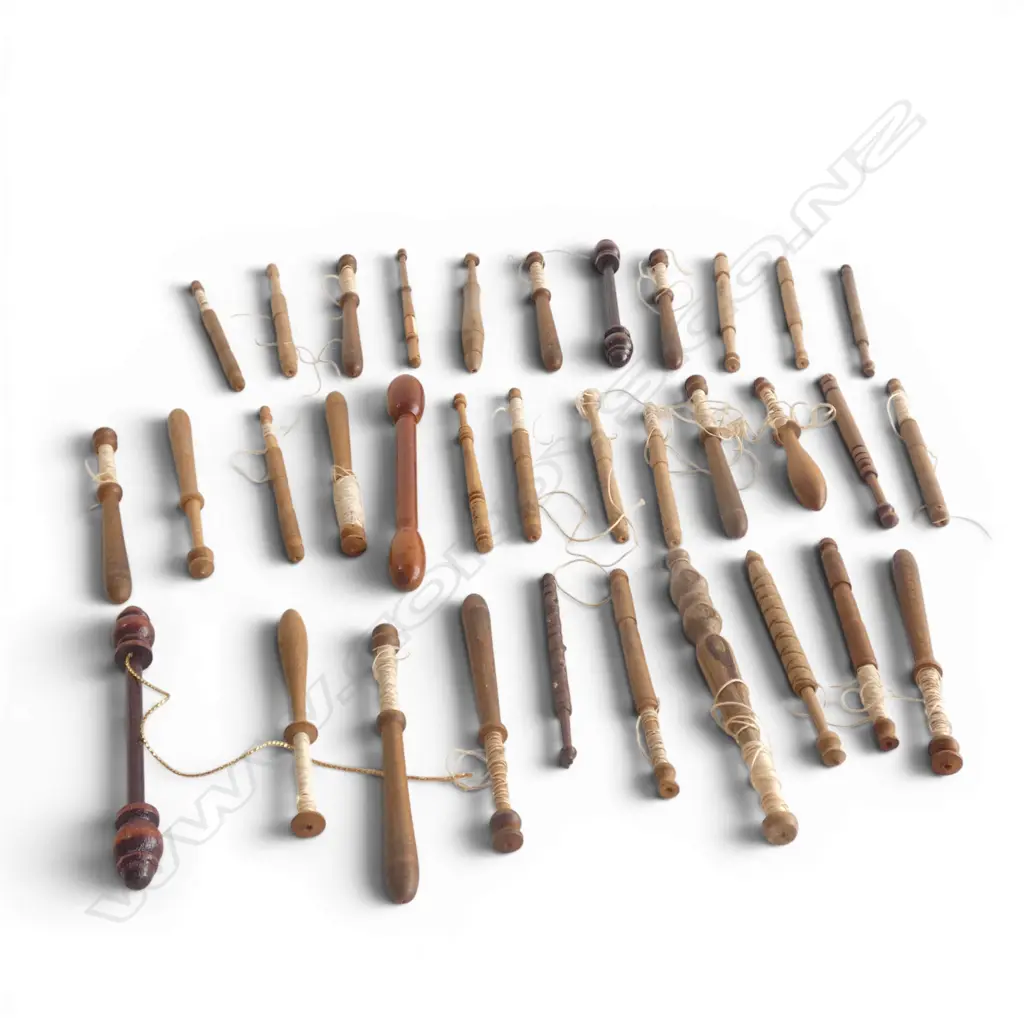 Bag old turned wooden sewing / lace maker's bobbins Image 1++