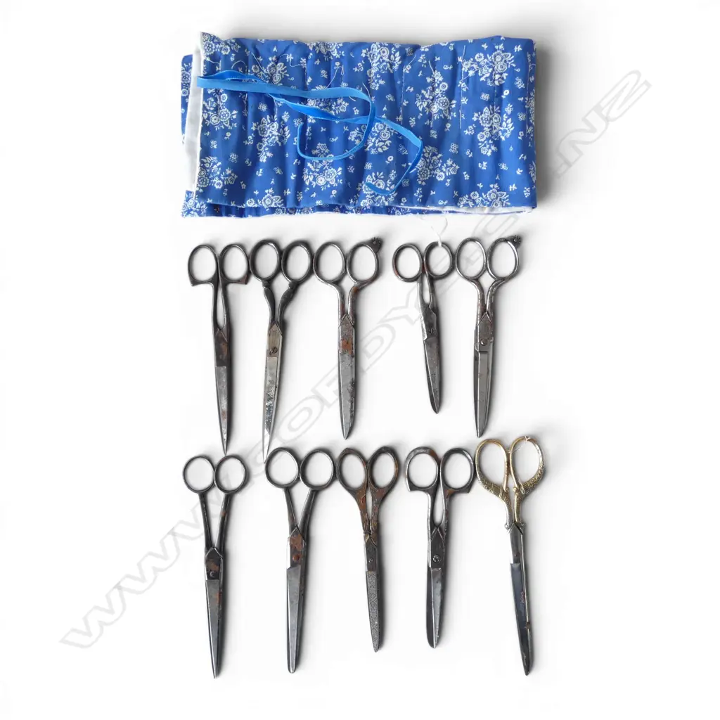 10 pairs of vintage sewing scissors (medium) in blue roll  Image 1++