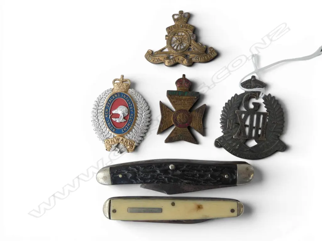 4 ARMY BADGES + 2 POCKET KNIVES Image 1++