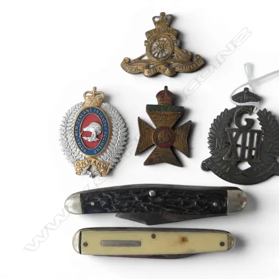 4 ARMY BADGES + 2 POCKET KNIVES