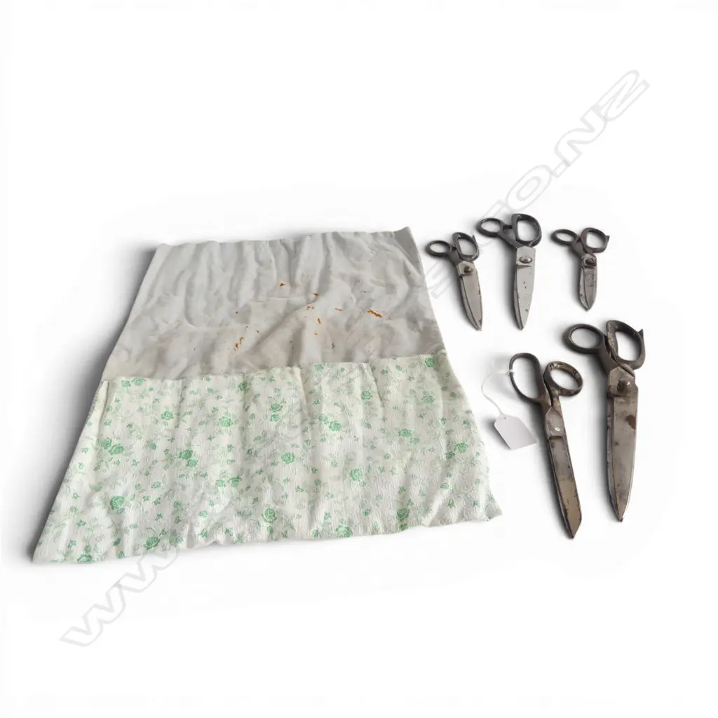 5 large pairs of vintage scissors. Longest. L.255mm. In green fabric roll  Image 1++
