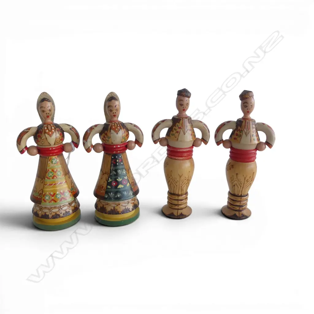 FOUR MID-CENTURY RUSSIAN DOLLS, H120mm Image 1++