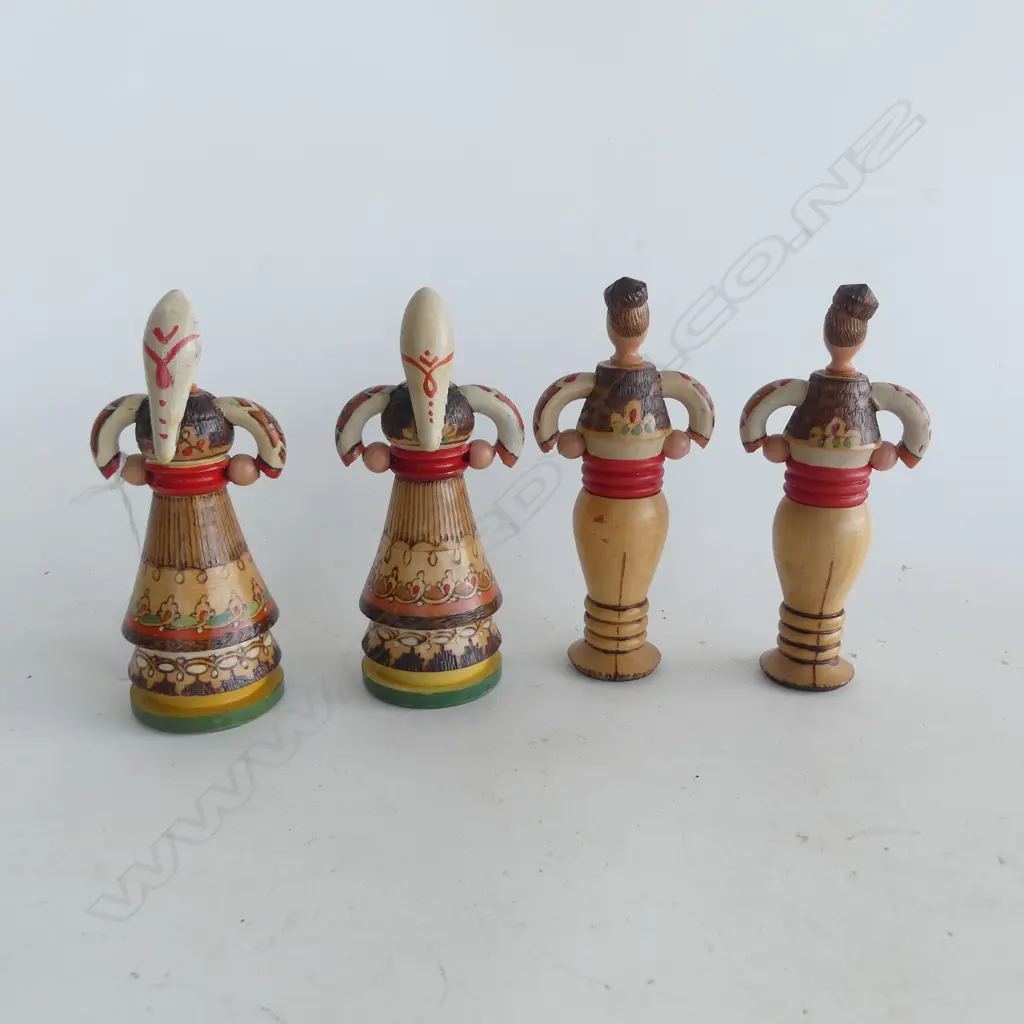 FOUR MID-CENTURY RUSSIAN DOLLS, H120mm Image 1++