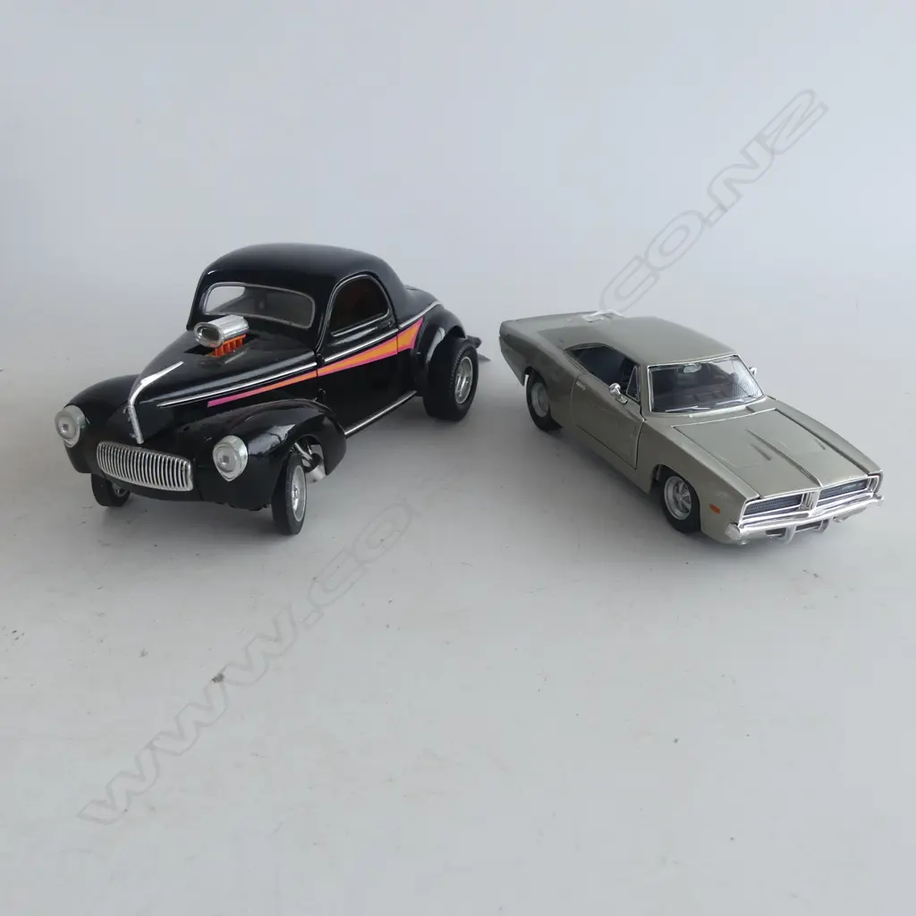 2 DIE CAST MODEL CARS 41 WILLIS L230MM &69 DODGE CHALLENGER L210MM Image 1++