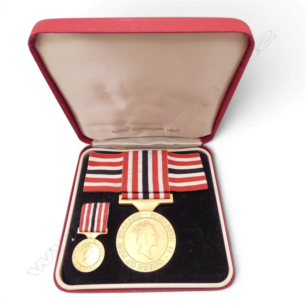CASED NEW ZEALAND 1990 COMMEMORATION MEDAL & MINIATURE. Image 1++