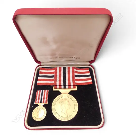 CASED NEW ZEALAND 1990 COMMEMORATION MEDAL & MINIATURE.