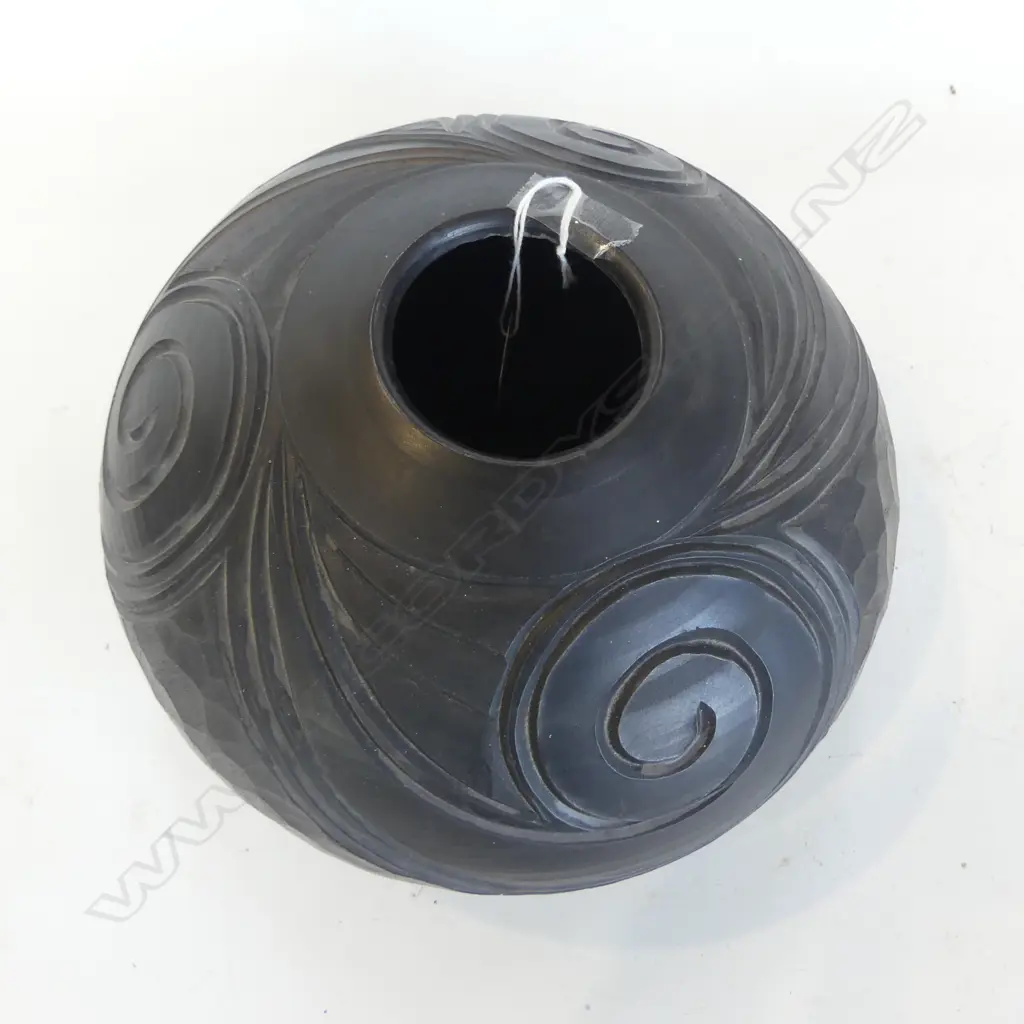 WAYNE TASKER, INCISED KORU PATTERN POTTERY VASE, W.240mm  Image 1++