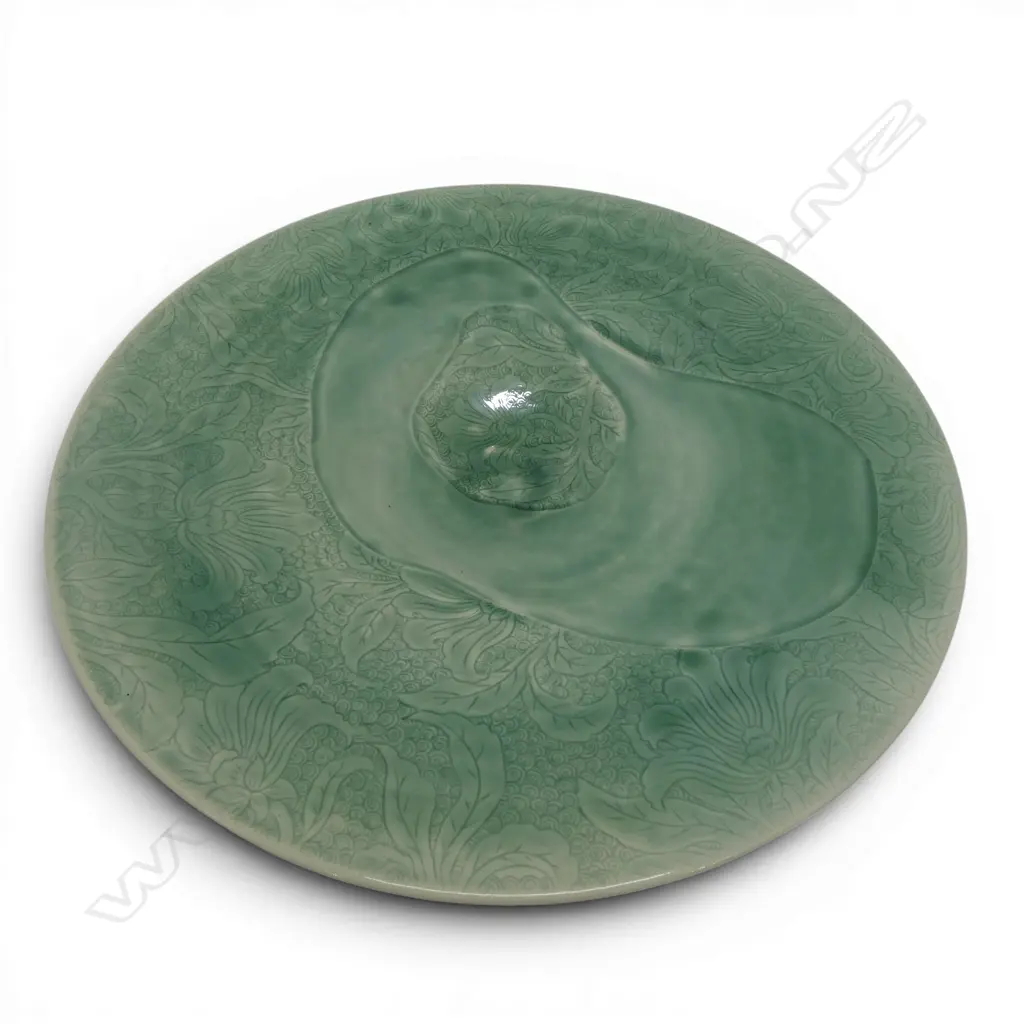 LRG KEUM SUN LEE CELADON GREEN CHARGER, Dia.450mm, signed to base Image 1++
