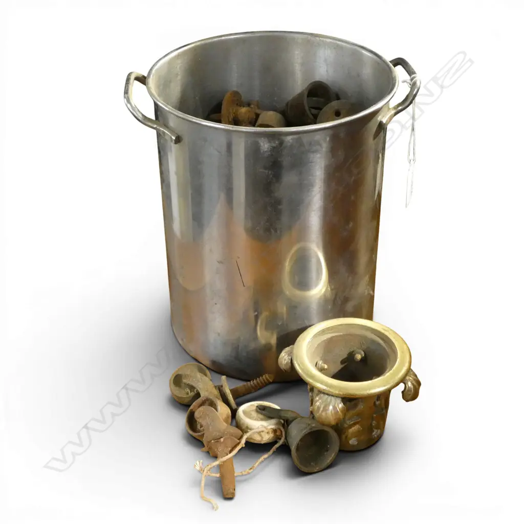 BUCKET OF ANTIQUE METAL CASTORS Image 1++