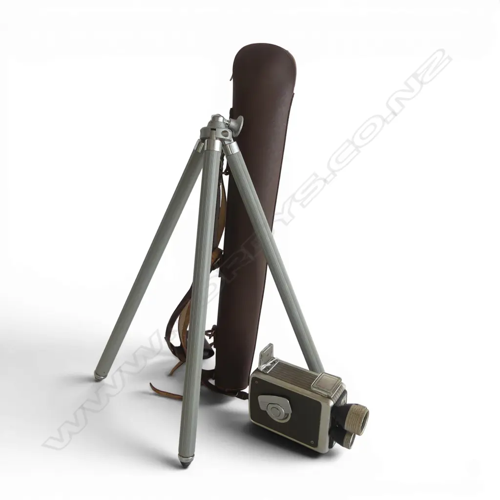 VINTAGE BROWNIE 8MM MOVIE CAMERA  WITH TRIPOD L530 & TRIPOD CASE Image 1++
