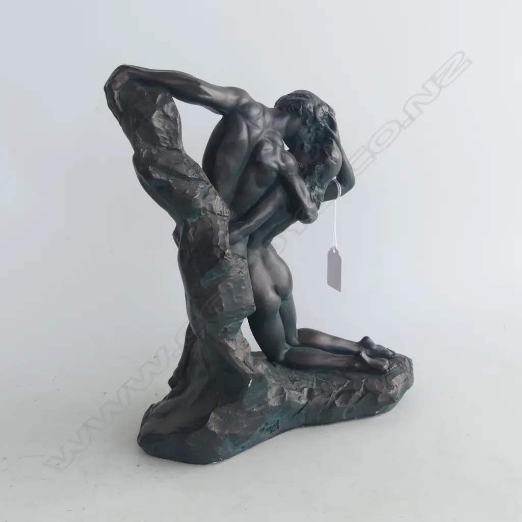 MODERN RESIN STATUE, LOVERS EMBRACING H.280mm Image 1++
