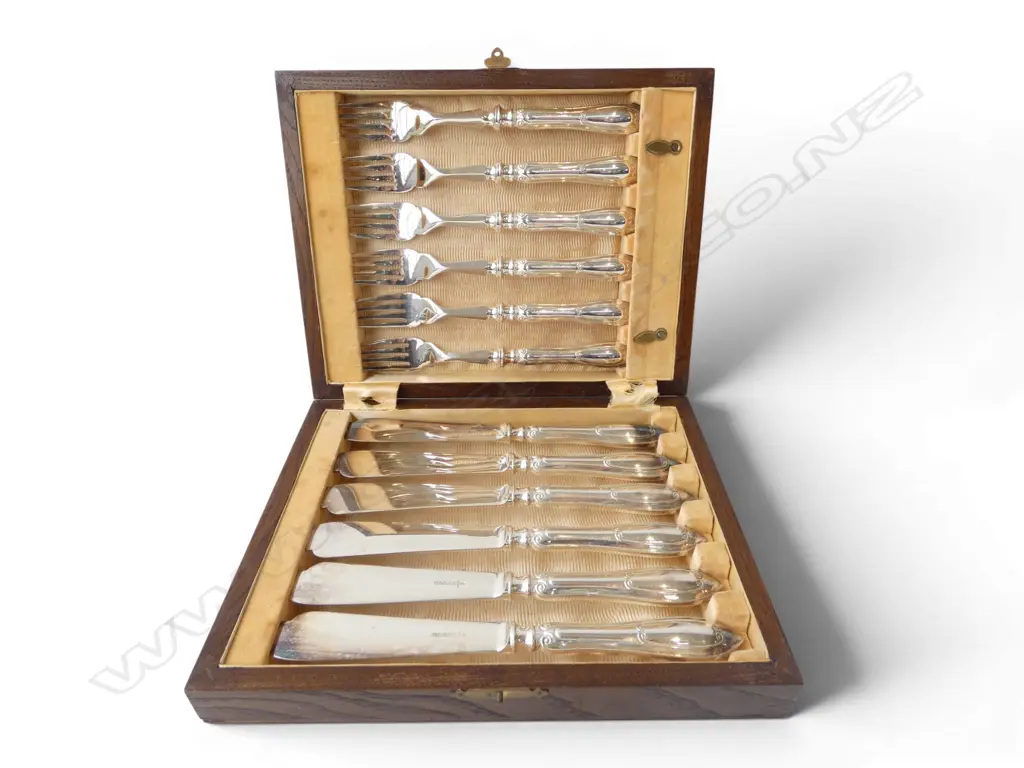 CASED 6 PLACE FISH SET  Image 1++