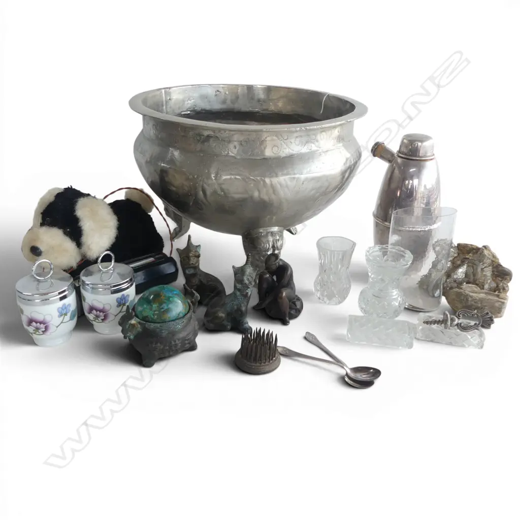 LG SILVER METAL 3 FOOTED BOWL H.210mm + ASST. CONTENTS Image 1++