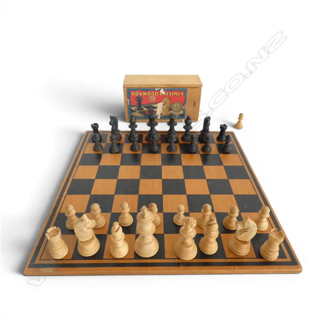 VINTAGE FRENCH BOXWOOD CHESS SET 32PC & BOARD, L.280MM Image 1++