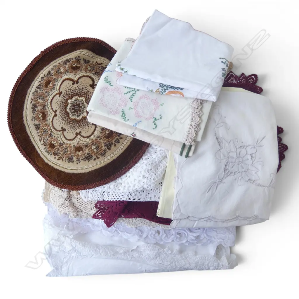 BAG OF VINTAGE LINEN TABLE CLOTHES & DOLLIES Image 1++