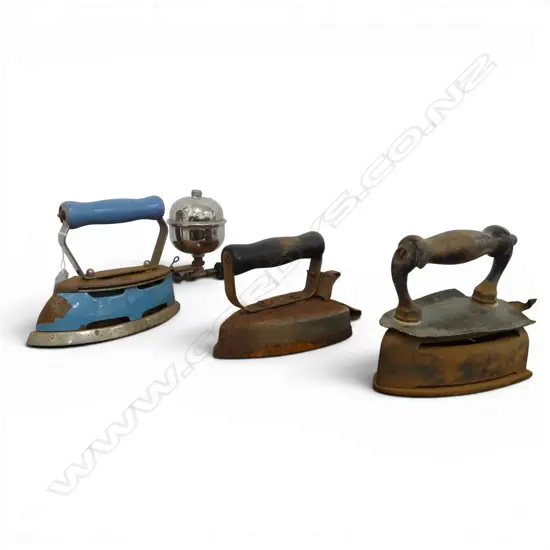 3 VINTAGE CLOTHES IRONS L.260mm