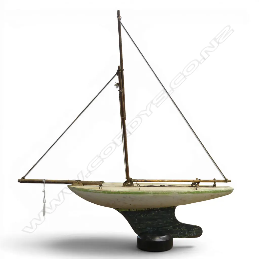 VINTAGE POND YACHT ON STAND H.640mm Image 1++