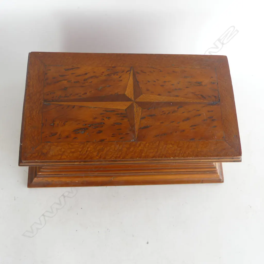 N.Z. COLONIAL MARQUETRY INLAID NATIVE TIMBER BOX w. felt interior 380x230x150mm Image 1++