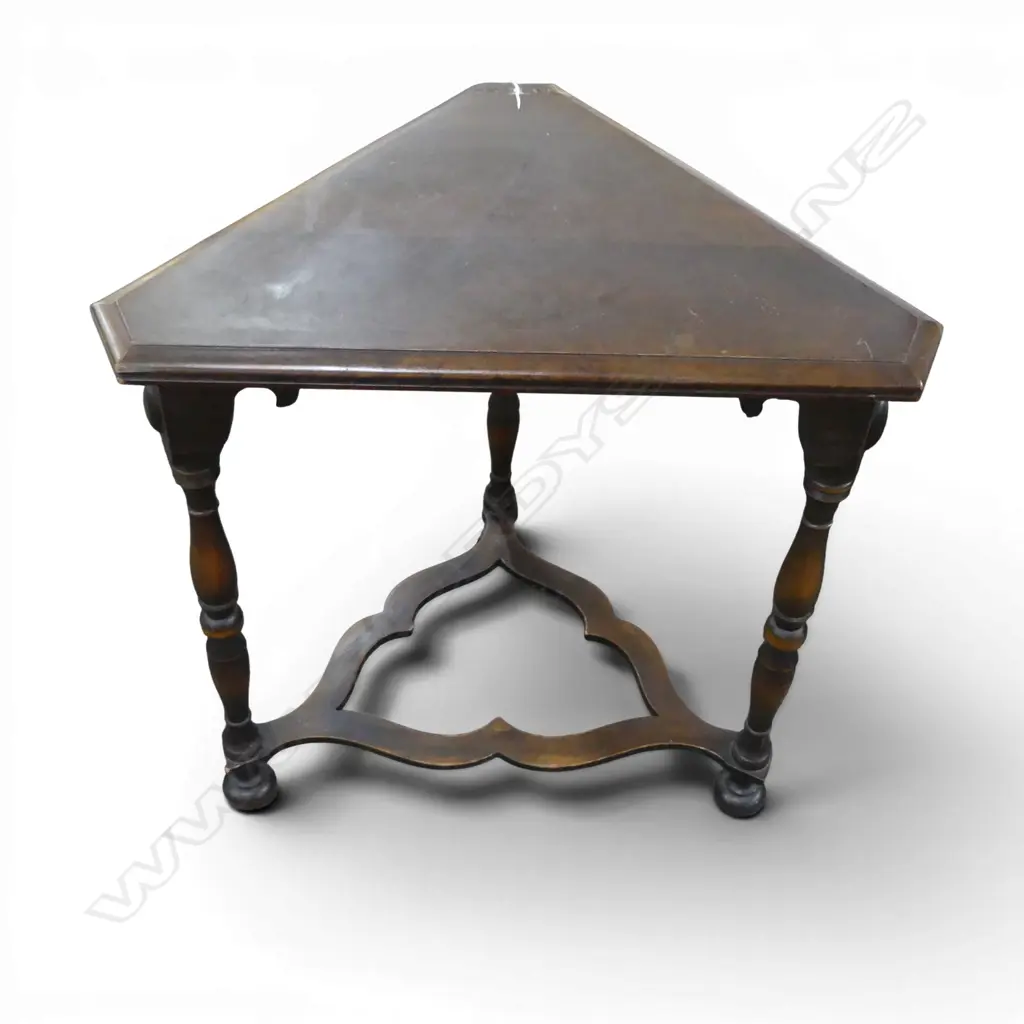 TRIANGULAR OAK TABLE H.640mm Image 1++
