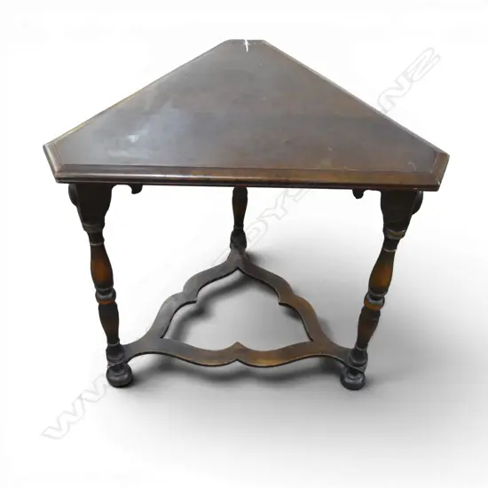 TRIANGULAR OAK TABLE H.640mm