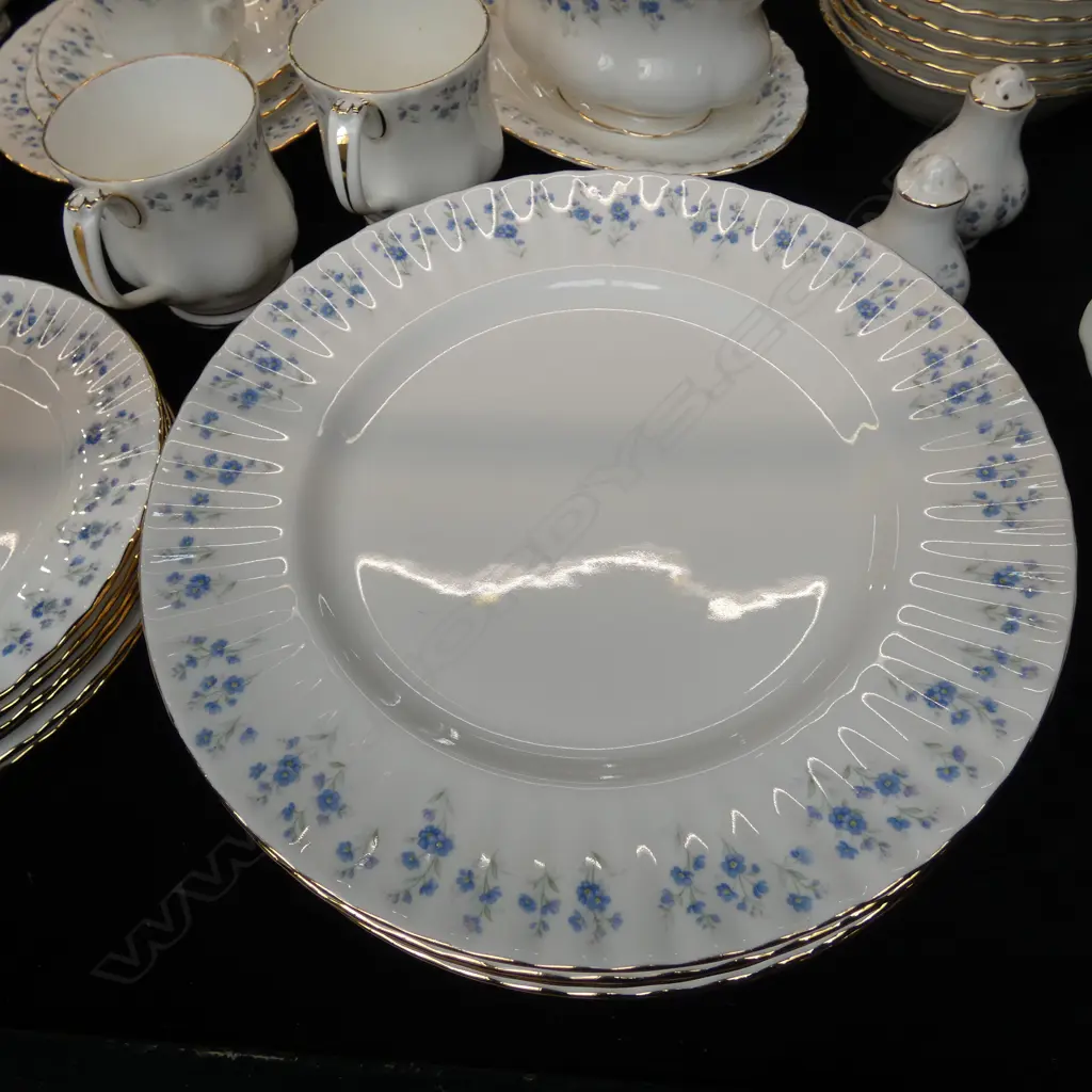 LARGE ROYAL ALBERT DINNER SERVICE MEMORY LANE PAT Image 1++