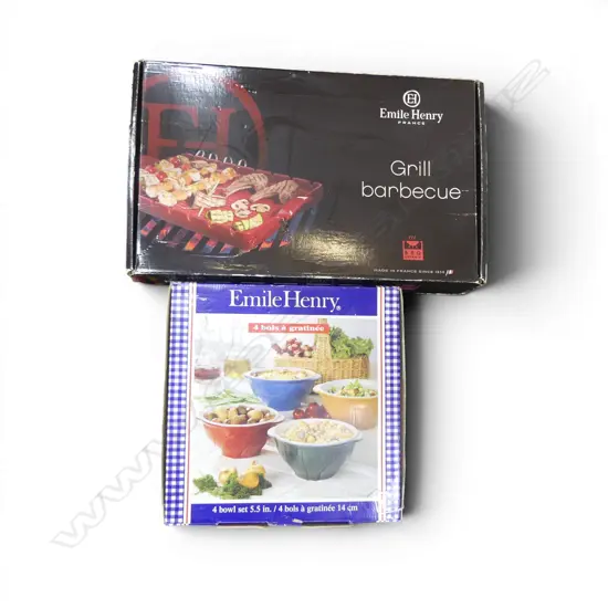 2 BOXED EMILE HENRY COOKWARE; GRILL BARBECUE 250x420mm, 4 BLUE GLAZED BOWLS 140mm dia