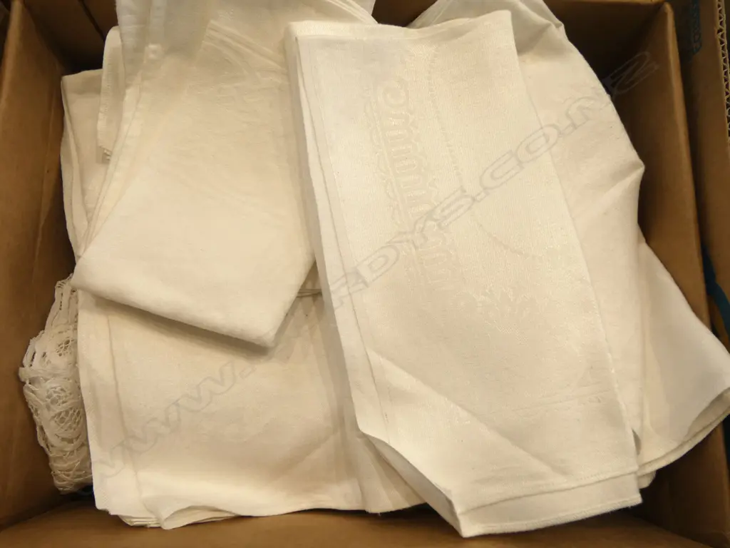 ASST. WHITE TABLE LINENS; 3 TABLECLOTHS + DAMASK NAPKINS Image 1++