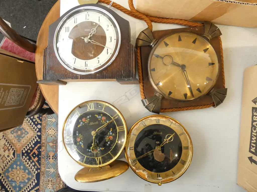 4 VINTAGE CLOCKS Image 1++