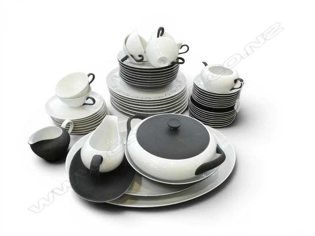 KYOTO B/W CHINA DINNER SERVICE Image 1++