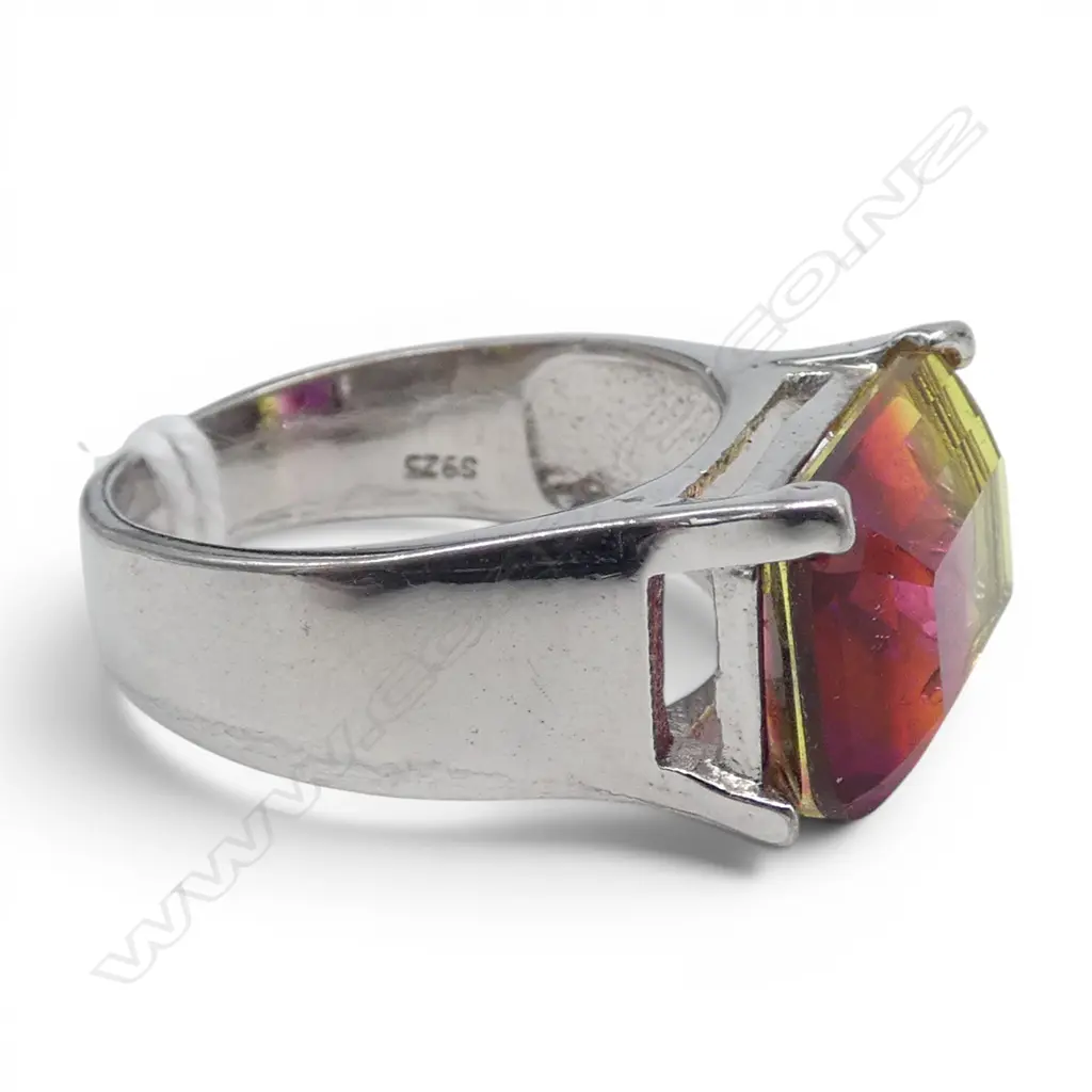 SILVER DRESS RING with lge 2 TONE facet cut stone. 5.7gms SIZE R Image 1++
