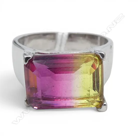 SILVER DRESS RING with lge 2 TONE facet cut stone. 5.7gms SIZE R