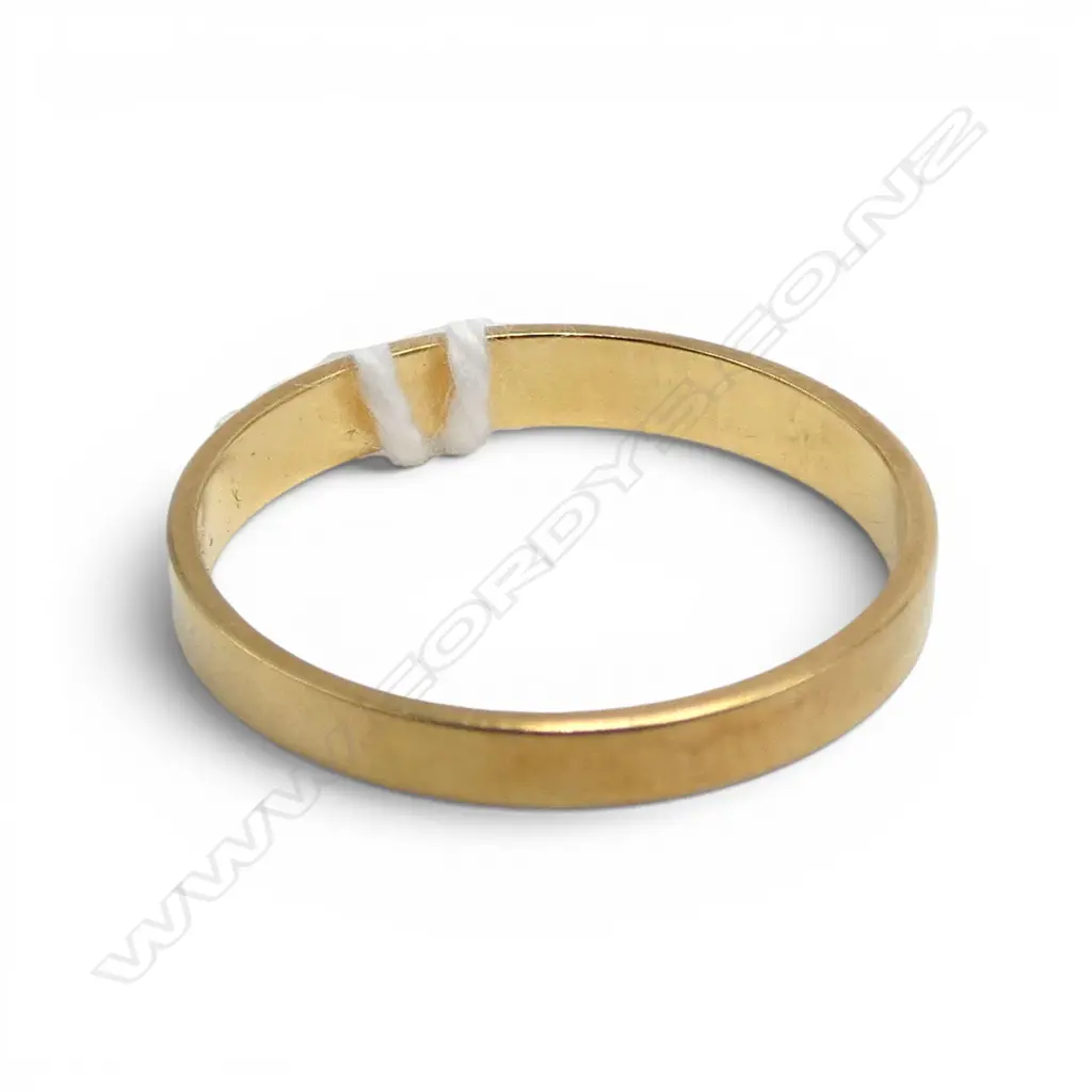 18CT WEDDER RING 1.7gms SIZE M Image 1++
