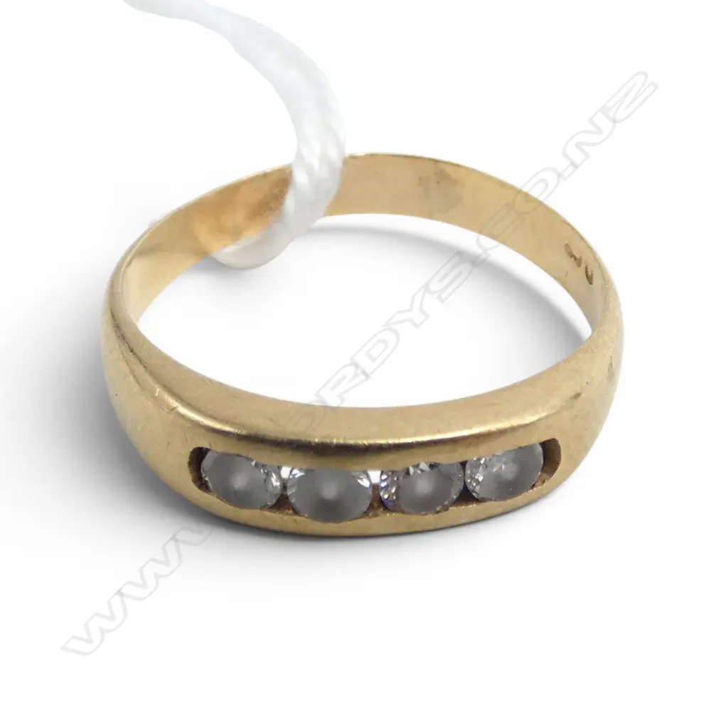 11ct GOLD & GEM SET RING 1.84gms SIZE K Image 1++