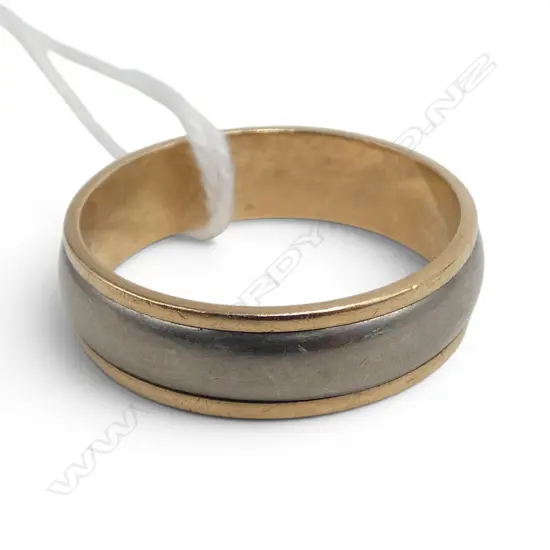 9ct/ TITANIUM? TWO TONE WEDDER 3.39gms SIZE U