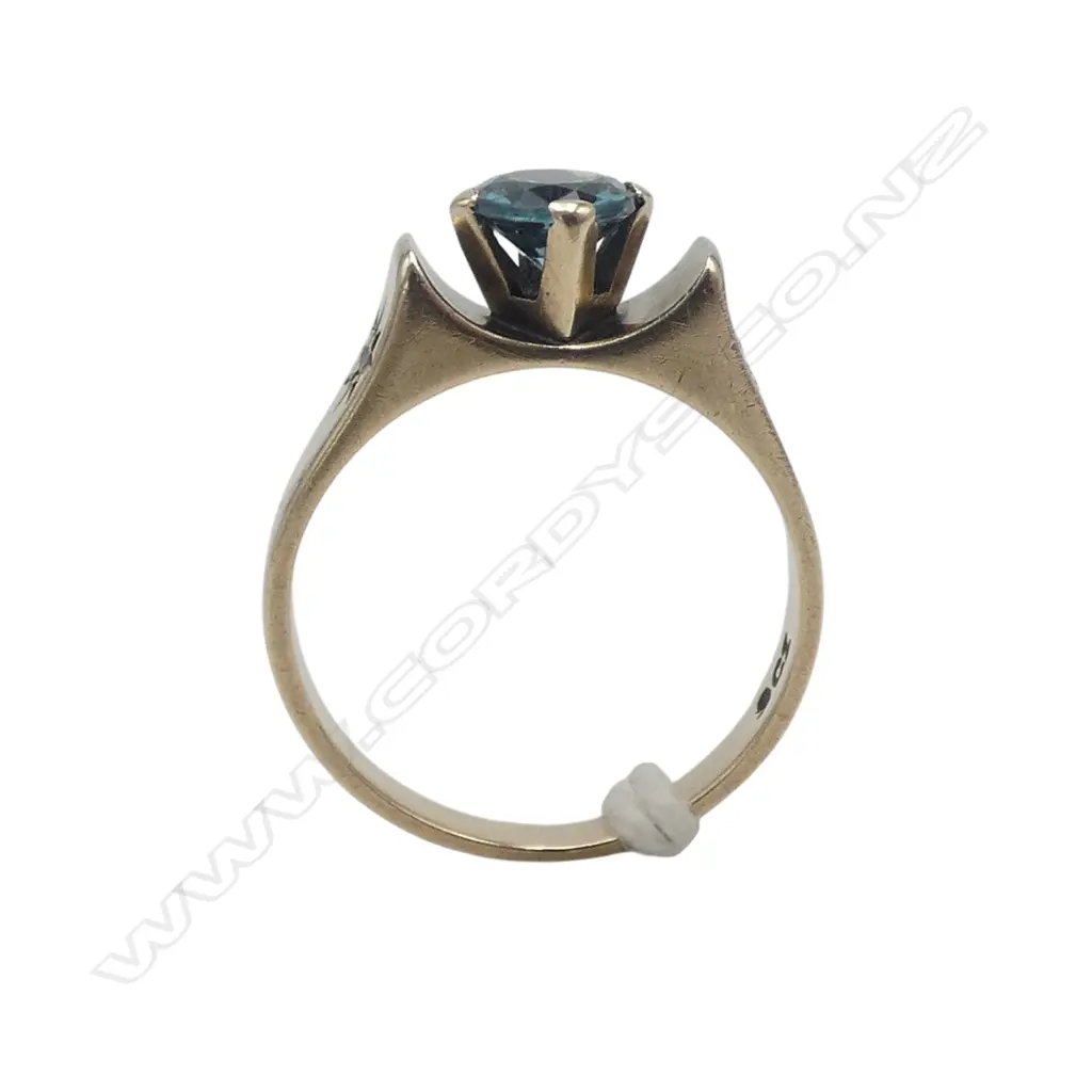9ct YELLOW GOLD VINTAGE BLUE SPINEL or BLUE ZIRCON? GEM STONE & DIAMOND SET RING. Size O 1/2.  3.38gms Image 1++