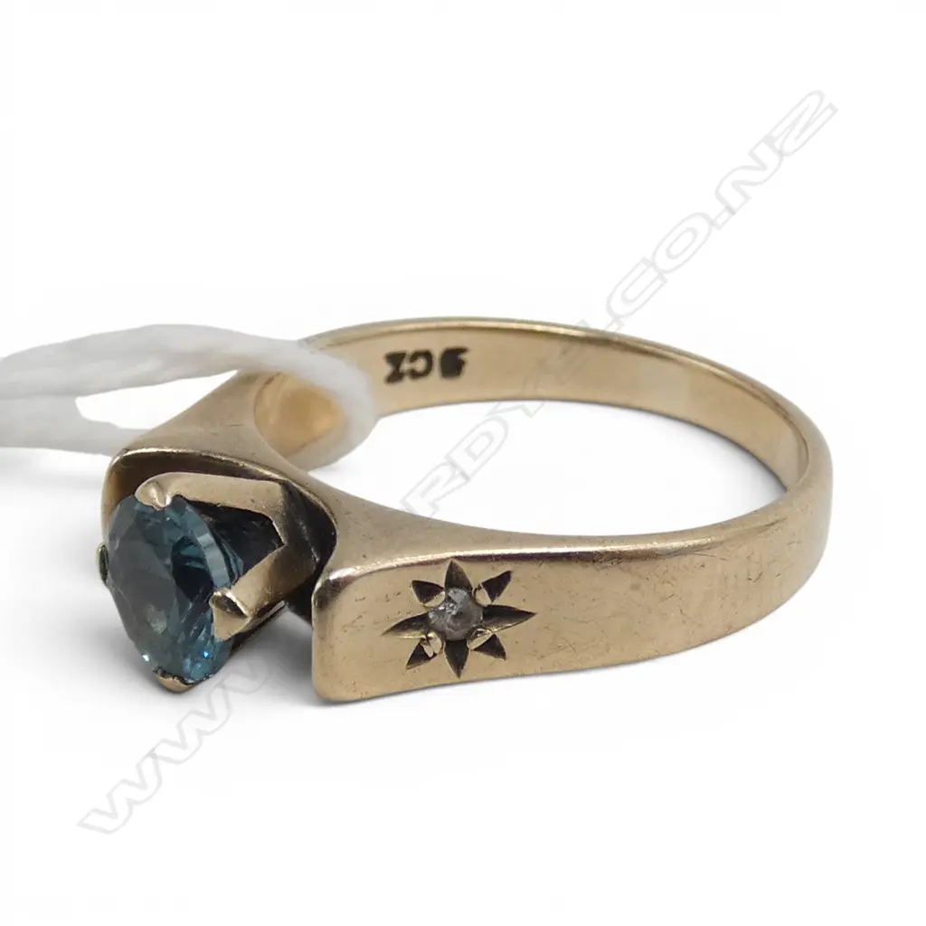 9ct YELLOW GOLD VINTAGE BLUE SPINEL or BLUE ZIRCON? GEM STONE & DIAMOND SET RING. Size O 1/2.  3.38gms Image 1++