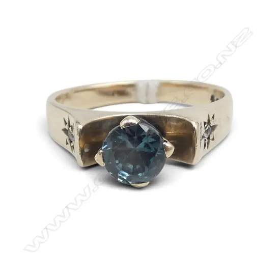 9ct YELLOW GOLD VINTAGE BLUE SPINEL or BLUE ZIRCON? GEM STONE & DIAMOND SET RING. Size O 1/2.  3.38gms