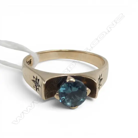 VINTAGE BLUE SPINEL? GEM STONE & DIAMOND SET RING. Size O 1/2.  3.38gms