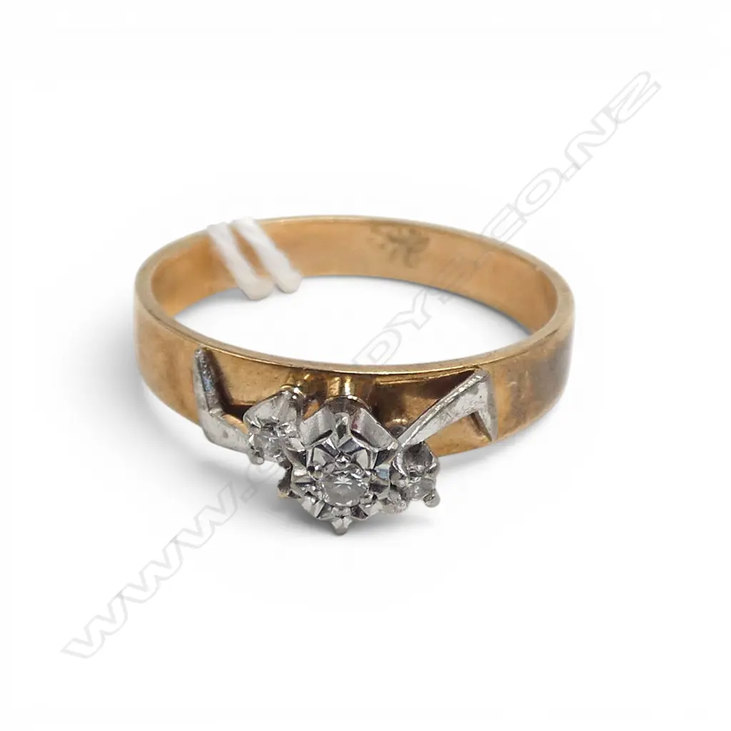 9CT  3 STONE DIAMOND RING, 2.5gms SIZE O Image 1++