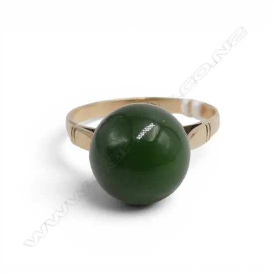 14ct YELLOW GOLD & JADE BALL RING 3.1gms SIZE O
