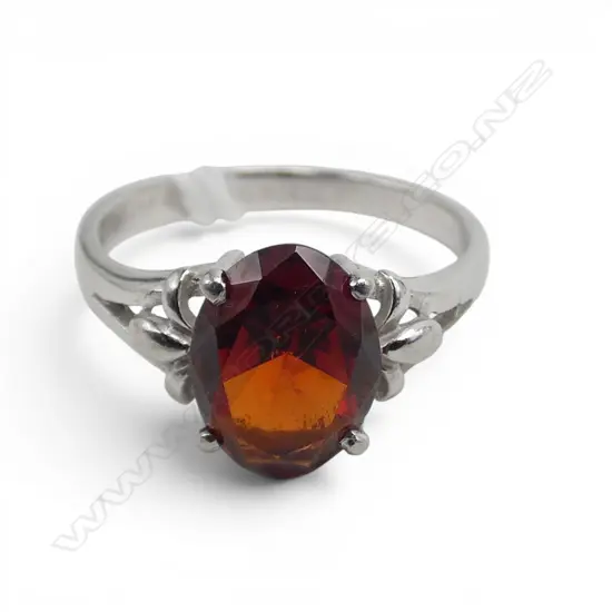 PLATINUM 'PT900' & GARNET RING. Size J. 3.2GMS.