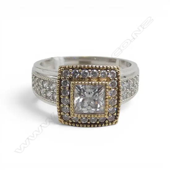 9ct WHITE & YELLOW GOLD & FAUX DIAMOND SET CLUSTER RING. Size N.  5.38gms